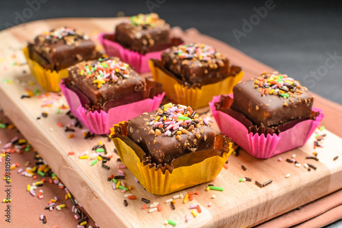 Zdjęcie XXL Małe ciasteczka z czekoladą i orzeszkami ziemnymi