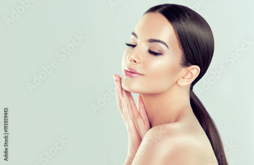 Fotografía Beautiful young woman with clean fresh skin
