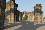 Fototapeta Paryż - Величественные арки усыпальницы Барах Каман в городе Биджапур штата Карнатака в Индии  
