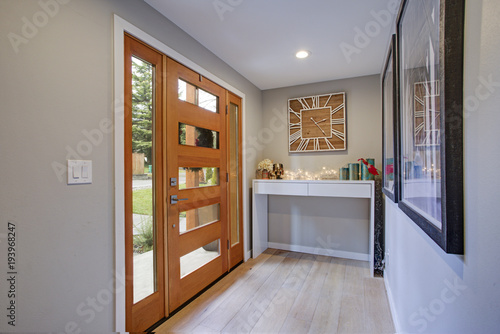Fotomural Chic foyer with a glass panel front door and white console table
