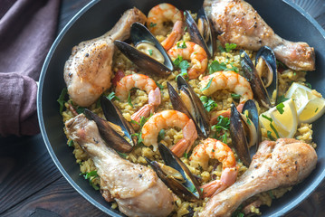 Canvas Print - Seafood paella wuth chicken in the pan