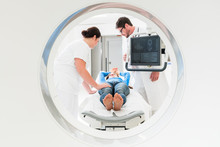Arzt, Patientin Und Krankenschwester Bei CT Tompgraphie Im Krankenhaus, Bild Durch Die Röhre Des Geräts