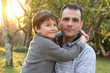 © M.Madriñán - niño y su padre abrazados al atardecer