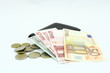 Banknoty EURO o różnym nominale w czarnym portfelu na jasnym tle
