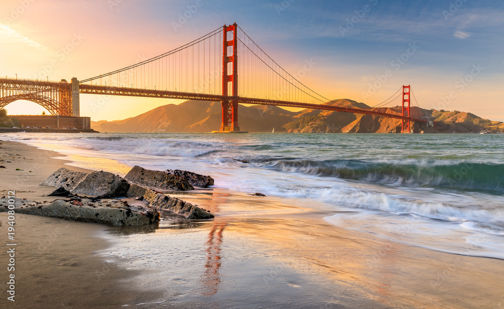 Sunset at the beach by the Golden Gate Bridge in San Francisco California - obrazy, fototapety, plakaty 