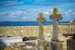 © JM Soedher - zwei alte, steinerne Grabkreuze vor Wasserfläche des Atlantiks, F, Normandie, Manche, Barfleur, Friedhof