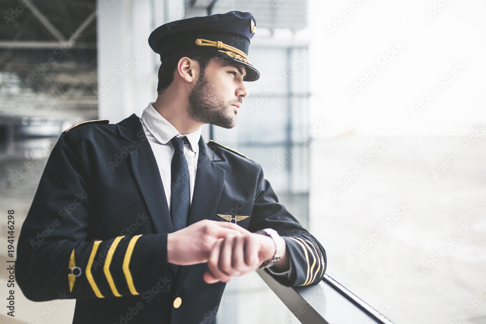 Pilot in airport - obrazy, fototapety, plakaty 
