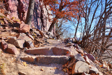 Wall Mural - wisconsin ice age nature background. scenic view with rocky hiking trail at devil’s lake state park,