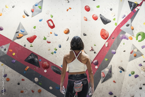 Cuadros en Lienzo Unrecognizable woman ready for practice rock climbing on artificial wall indoors