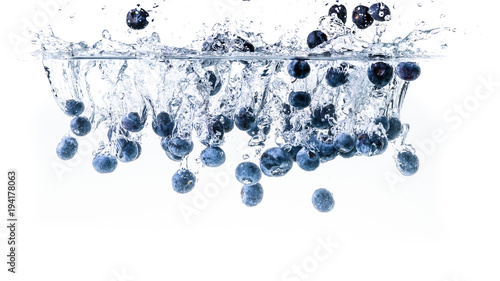  Fototapeta kuchenna owoce w wodzie   borowka-rozpryskujaca-sie-w-krystalicznie-czystej-wodzie