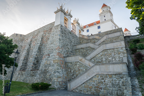 Plakat Kamienne schody do zamku w Bratysławie. Niski kąt widzenia.