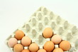Wielkanoc - Jajka na szarym kartonie, palecie - białe tło