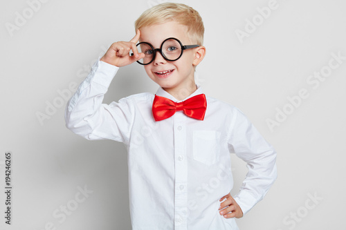 Fotomural Schüler mit Hornbrille hat eine Idee