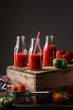 pomidory i sok pomidorowy w szkalnych butelkach