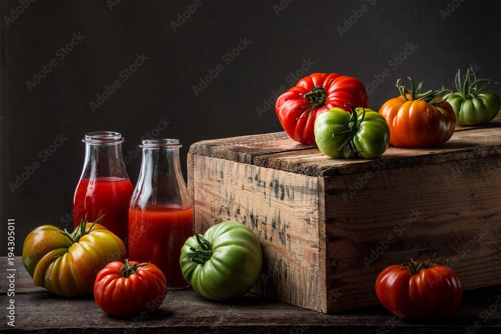 Obraz na płótnie pomidory i sok pomidorowy na skrzynce w salonie
