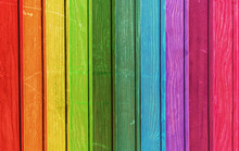 Bunte Holzwand - Regenbogenfarben