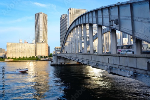 勝鬨橋から見える隅田川沿いの高層ビル群 勝鬨橋の下の水面に映るビルのシルエットが印象的だ Stock 写真 Adobe Stock 勝鬨橋から見える隅田川沿いの高層ビル群 勝鬨橋の下の水面に映るビルのシルエットが印象的だ Stock 写真 Adobe Stock