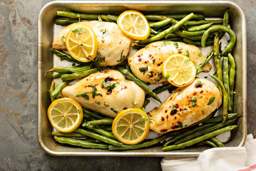 Roasted chicken breast with lemon and green beans