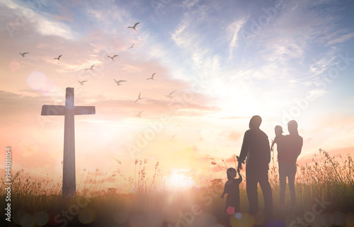 Cuadros en Lienzo Family worship concept: Silhouette people looking for the cross on autumn sunris