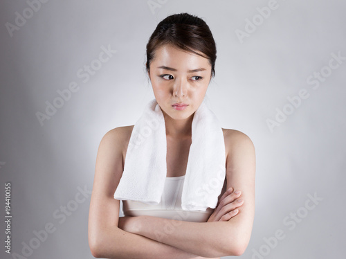 タオルを首から下げて腕を組む女性 Stock Photo Adobe Stock