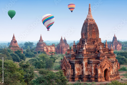 Fotomural Colorful hot air balloons flying over Bagan, Mandalay division, Myanmar