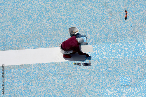 Operaio restaura una piscina,
