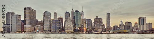 Fotografía Panoramic picture of the Manhattan skyline at sunset, New York City, USA