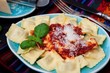 © Inna - Ravioli met tomatensaus en parmezaanse kaas