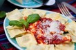 © Inna - Ravioli met tomatensaus en parmezaanse kaas