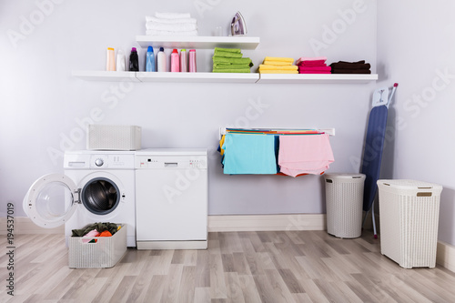 Fotografía Basket Full Of Dirty Clothes In Laundry Room