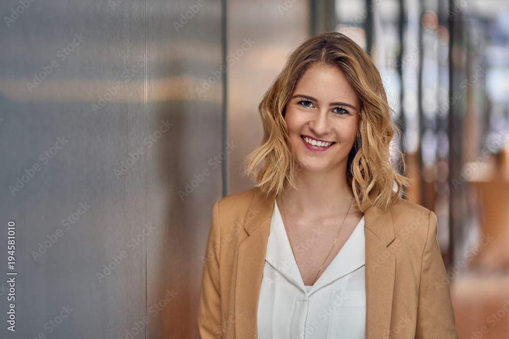 Bewerbungsfoto einer hübschen jungen Frau