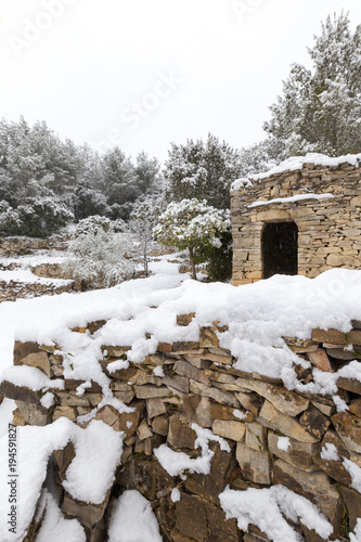 Fotomural mur en pierres sèches et capitelle sous la neige