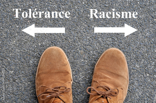 Cuadros en Lienzo Chaussures devant des flèches indiquant tolérance et racisme