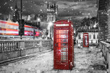 Fototapeta Londyn - Klassisch, rote Telefonzellen in London bei Nacht mit Schnee