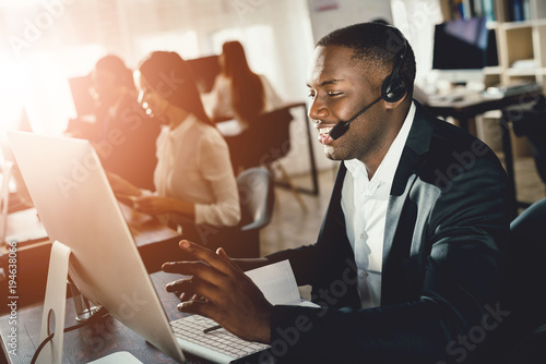 Fotomural A black guy works in a call center.