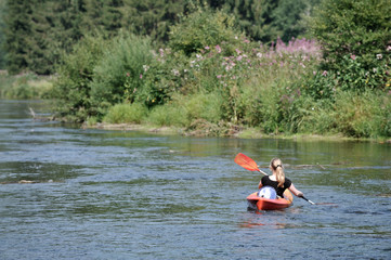 Poster - kayak loisir vacances sport femme vert paysage semois wallonie belgique europe