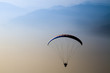Paraglider Gleitschirmflieger vor Bergpanorama am Monte Baldo genießt die Freiheit und die grenzenlose Aussicht auf die Berge.