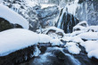 Wasserfall im Winter mit Schnee und Eis