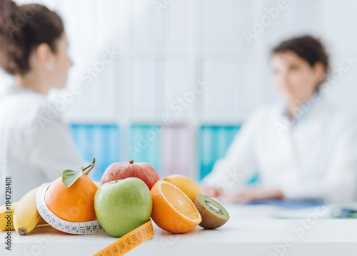 Fotomural Nutritionist meeting a patient in the office