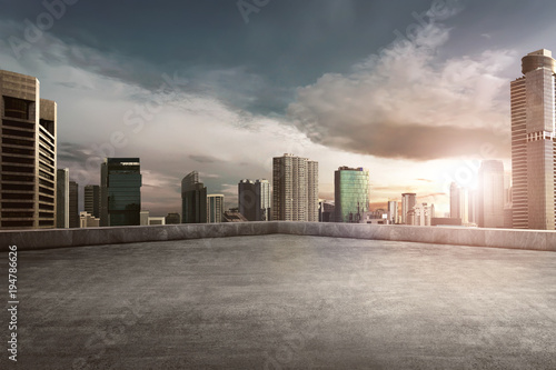 Fotografía Rooftop balcony with cityscape