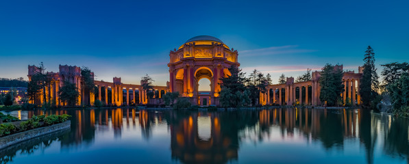 Wall Mural - Palace of Fine Arts at sunset in San Francisco California