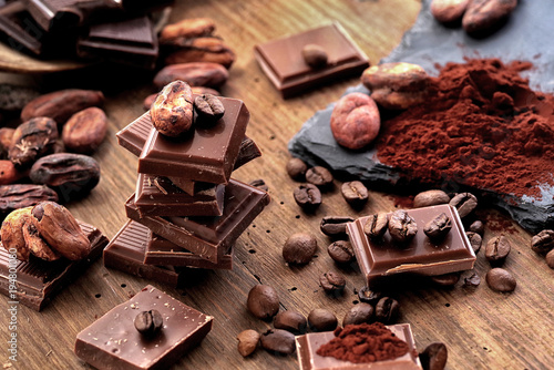 Zdjęcie XXL Broken ciemnej czekolady, kakao w proszku i ziaren kawy na drewnianym stole