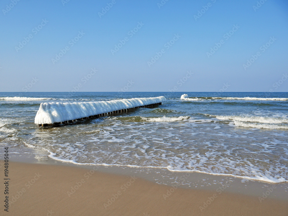 Polish sea in sunny winter with icicles - obrazy, fototapety, plakaty 