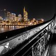 Frankfurt Skyline Nacht mit altem Brückengeländer
