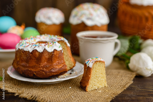 Zdjęcie XXL Wielkanoc tort i kolorowi jajka na drewnianym stole. Może być używany jako tło