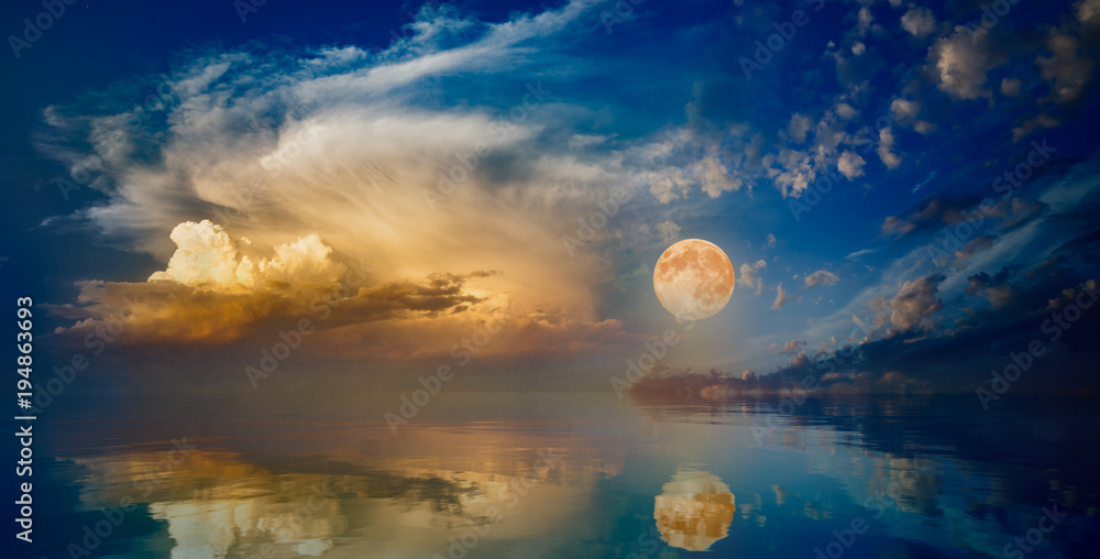 Full moon rising above serene sea in sunset sky - obrazy, fototapety, plakaty 