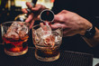 Bartender versa vermut rosso nel bicchiere mentre prepara un Americano freddo