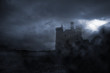 Düstere Burg im Mondschein