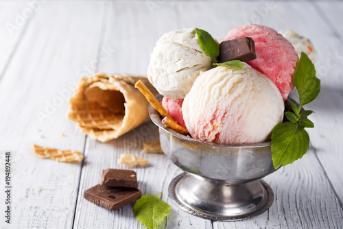 Fotografía vanilla and pink ice cream in a pial with frozen berries and waffle cone