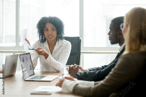 Fotografía African businesswoman showing good statistics report explaining deal advantages